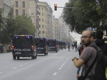 Un grupo de furgonetas de la Policía Nacional circula por la calle Aragón de Barcelona.