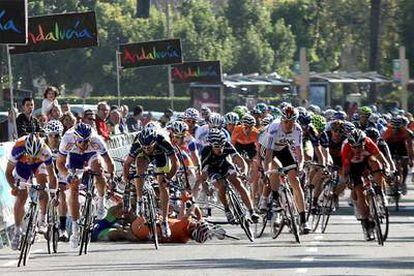 Varios corredores caen al llegar a la meta de la cuarta etapa de la Vuelta a Andalucía.