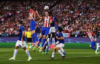 El jugador del Atlético Diego Godín lucha por el balón.