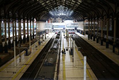 La estación de Liverpool Street, en Londres, amaneció vacía el 23 de junio, el tercer día de la huelga del personal de ferrocarriles del Reino Unido