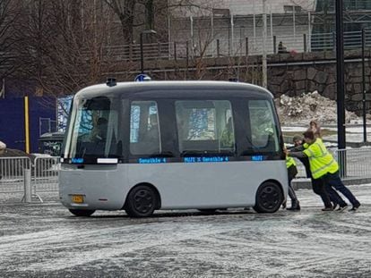 Momento en que técnicos de Sensible 4 empujan el autobús autónomo en su presentación en Helsinki.