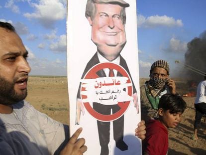 Un palestino muestra un cartel de protesta contra Trump, durante una protesta en Gaza, el pasado 7 de septiembre.