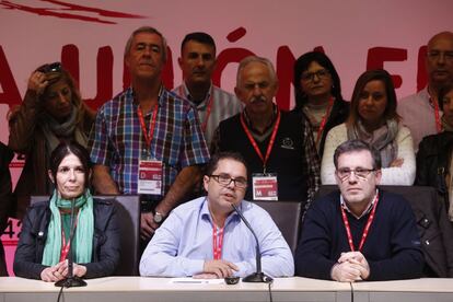 En el centro, Gustavo Santana, candidato a liderar UGT, con su equipo