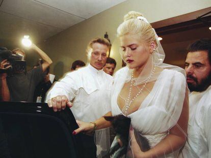 Anna Nicole Smith en el funeral de su marido, J. Howard Marshall, celebrado en Houston en agosto de 1995. La modelo se puso el mismo velo que cuando se casaron, ella con 26 años y él con 89.