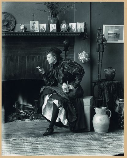 'Autorretrato, (Nueva mujer)', 1896, de Francis Benjamin Johnson. Imagen perteneciente al libro 'Photography- A Feminist History', de Emma Lewis, publicado por Octopus Books/Tate.