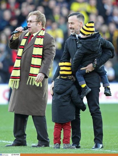 Elton John y su familia en el estadio del equipo de fútbol Watford.