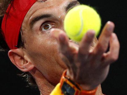 Nadal sirve ante De Miñaur, este sábado en Sídney.