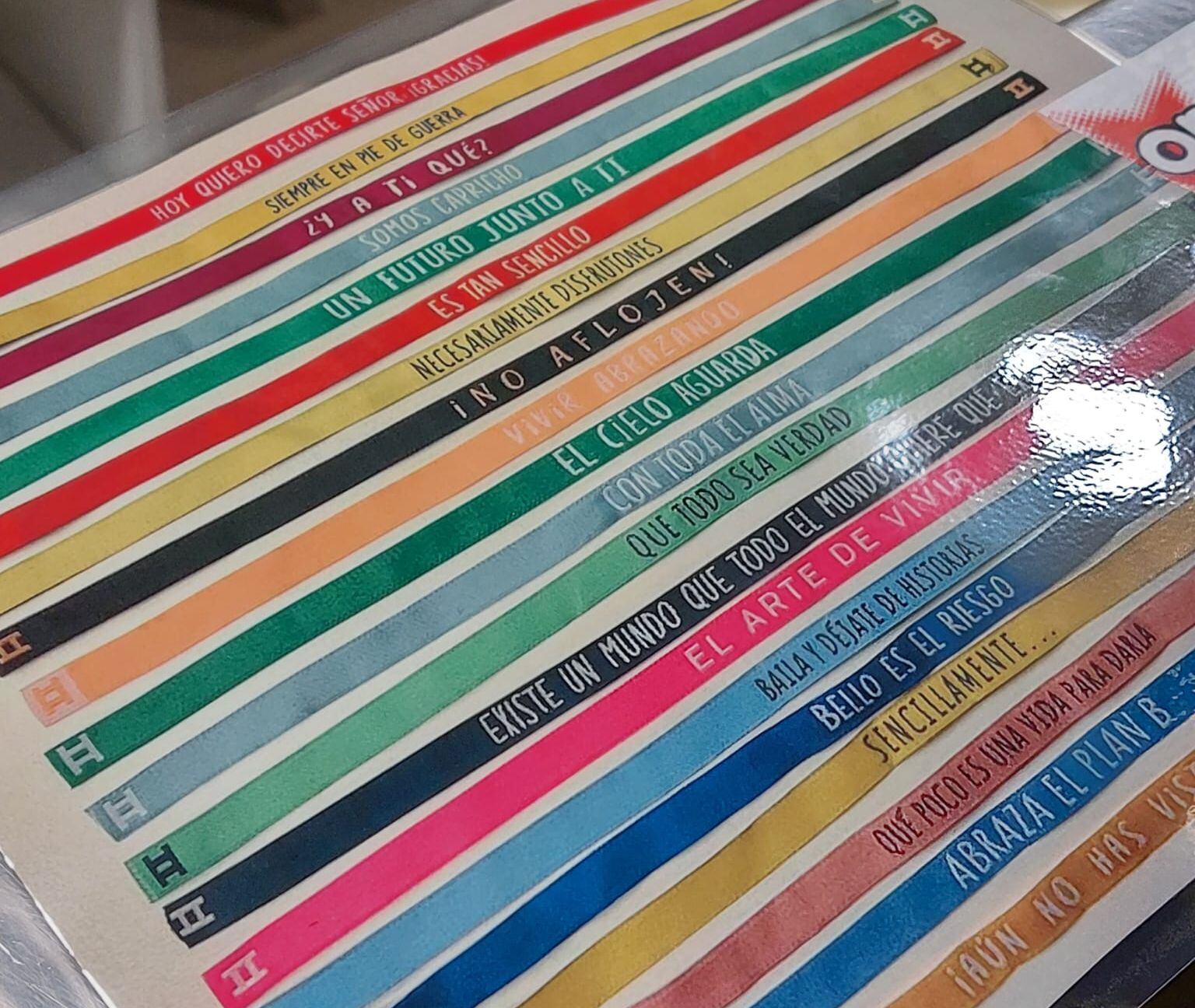 Las pulseras con el nombre de las canciones de Hakuna que se vendían por dos euros en el concierto de Hakuna en el Wizink Center.