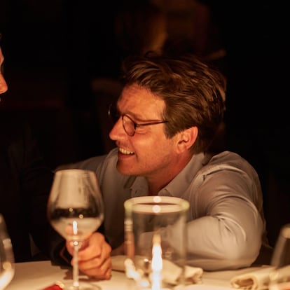Mads Mikkelsen y Thomas Vinterberg, en el rodaje de 'Otra ronda'.