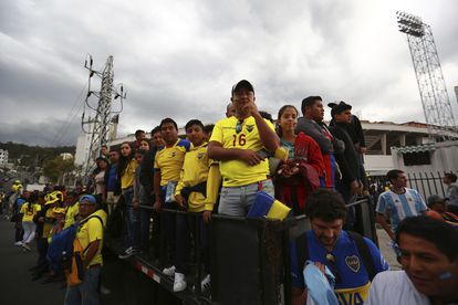 Los hinchas ecuatorianos reunidos en una calle de Quito para seguir a su selección.