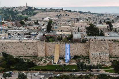 La bandera nacional y el texto de la Declaración de Independencia, colocados en las murallas de la ciudad vieja de Jerusalén en el marco de la protesta contra la reforma legal, este jueves. 