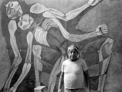 El pintor Oswaldo Guayasamín, en 1988, ante un mural que pintó para el Congreso de Ecuador.