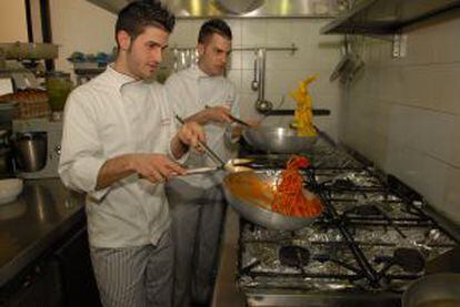 Dos cocineros en los fogones del restaurante Da Felice.