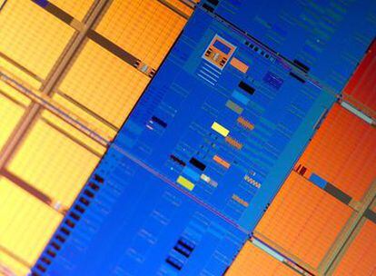 Primer plano de un disco de pruebas con chips de transistores de 45 nanómetros fabricados por Intel.