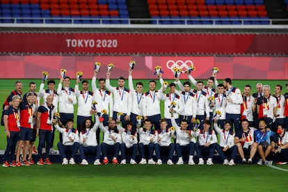 Los futbolistas de España celebran tras conseguir la medalla de plata durante los Juegos Olímpicos 2020, este sábado en el Estadio Internacional de Yokohama en Yokohama (Japón). EFE/Alberto Estévez