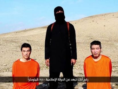 Captura de pantalla de un vídeo difundido por el Estado Islámico en 2015 con dos rehenes japoneses. AFP