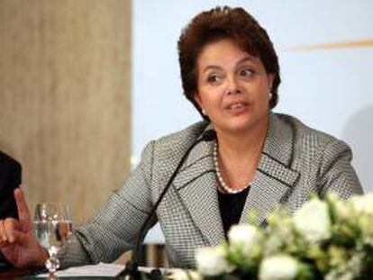 En la imagen un registro de la presidenta de Brasil, Dilma Rousseff, quien aseguró que la aplicación "está ayudando a generar más seguridad y agilidad en la vida de los brasileños". EFE/Archivo