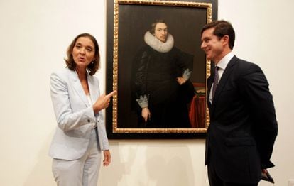 La ministra Reyes Maroto y Ramón de la Sota Chalbaud posan ante en el 'Retrato de joven caballero', de Cornelis van der Voort, este viernes en el Museo de Bellas Artes de Bilbao.