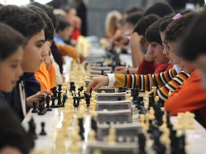 Nens competint en el Campionat d'Escacs d'Expourense.