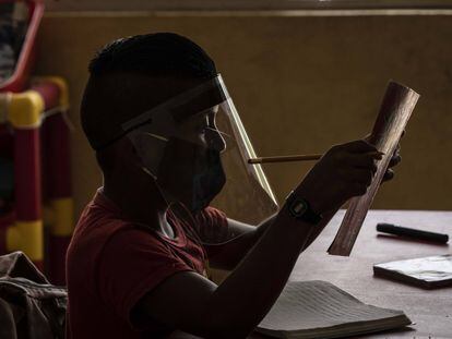 Un alumno de tercer grado de primaria regresa a clases después de un año del cierre de escuelas por la pandemia.