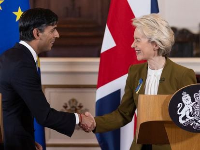El primer ministro británico, Rishi Sunak, y la presidenta de la Comisión Europea, Ursula von der Leyen, se saludan tras la rueda de prensa que ofrecieron el lunes en Windsor Guildhall.
