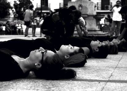 Cientos de mujeres yacer&aacute;n en la calle vestidas de negro en distintos lugares de Europa