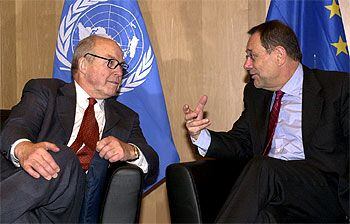 El jefe de los inspectores de la ONU, junto al jefe de la diplomacia europea, durante su reunión en Bruselas.