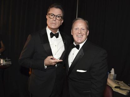 Stephen Colbert, presentador de los Emmy, con Sean Spicer, exportavoz de la Casa Blanca, el domingo.