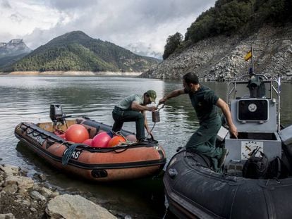 Integrantes de la unidad subacu&aacute;tica GEAS de la Guardia Civil en tareas de b&uacute;squeda de la pareja desaparecida en el pantano de Susqueda (Girona).