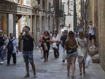 Turistes al carrer del Bisbe, a Barcelona.