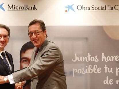 Jaume Giró, director general de la Fundación Bancaria La Caixa, a la izquierda, y Antoni Vila, presidente de MicroBank.