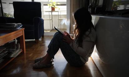 Acoso a una menor a través de las redes sociales, en una imagen de archivo recreada.