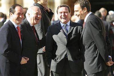 De izquierda a derecha, José Bono, Miguel Ángel Moratinos, Gerhard Schröder y José Luis Rodríguez Zapatero, durante la cumbre hispano-alemana en León.