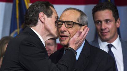 Andrew Cuomo besa a su padre Mario, en noviembre de 2014.