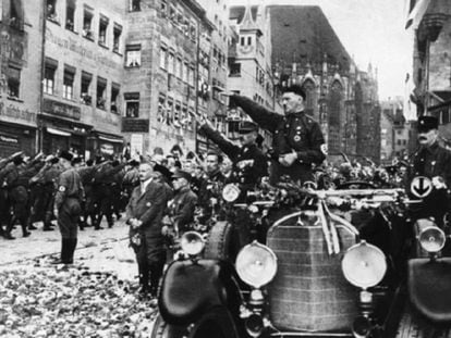 Adolf Hitler preside un desfile nazi en Núremberg, en 1927.