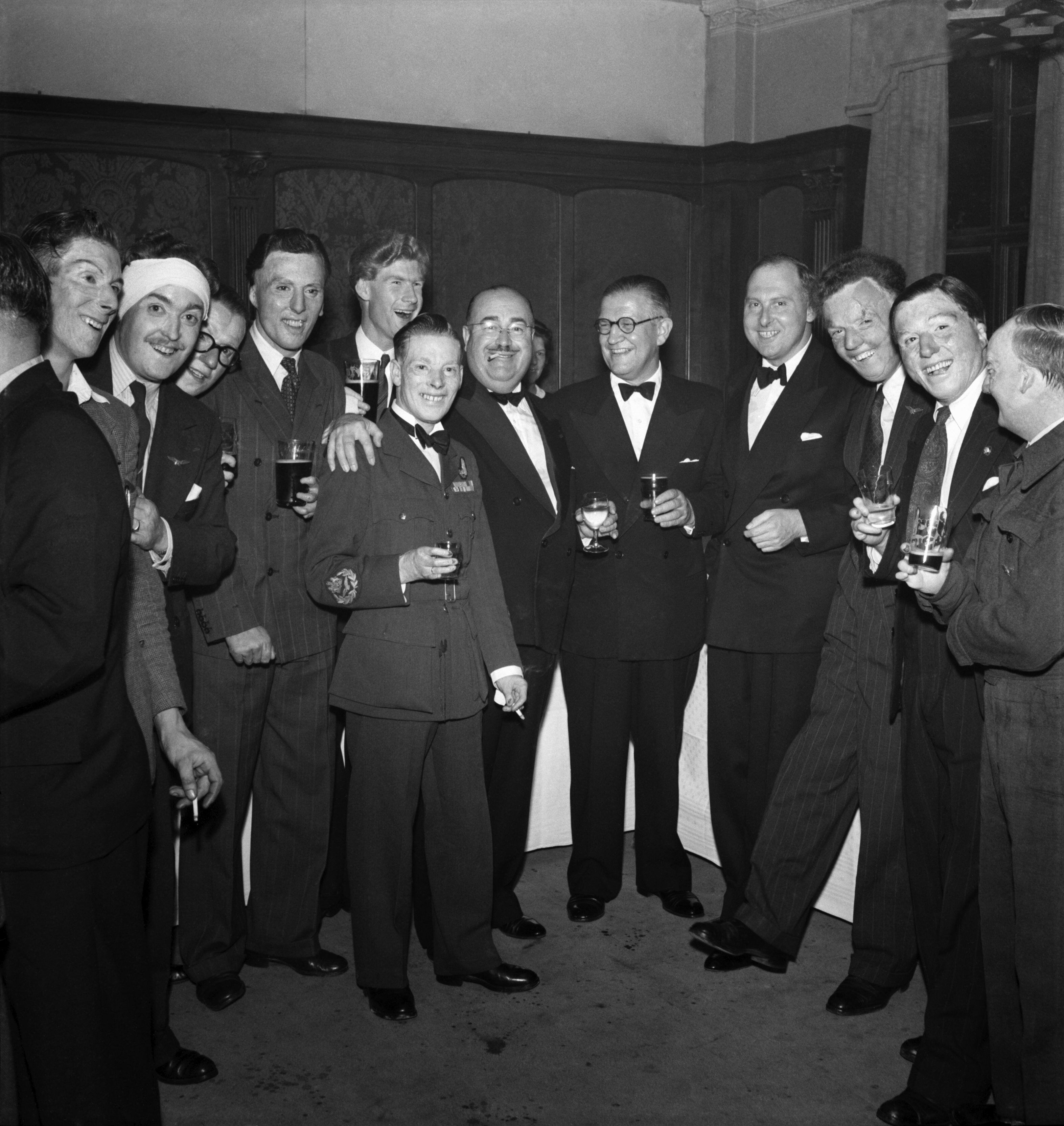 Instante de la cena organizada en 1949 a los miembros del 'Guinea Pig Club'.