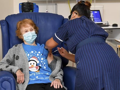 Vacunada a los 90. Una enfermera del Hospital Universitario de Coventry (Inglaterra) administra a la paciente Margaret Keenan, de 90 años, la vacuna de Pfizer/BioNtech contra la covid, el pasado 8 de diciembre. Keenan se convirtió así en la primera persona en ser vacunada en el Reino Unido, que se adelantó a otros países europeos y a Estados Unidos en la autorización de este inyectable contra el coronavirus.