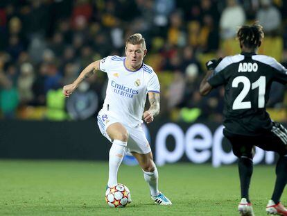 Kroos, defendido por Addo durante el Sheriff-Real Madrid de este miércoles en Champions.