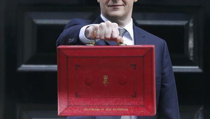 George Osborne posa con el tradicional maletín de los presupuestos.