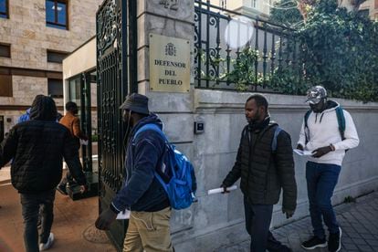 A group of migrants accesses the headquarters of the Ombudsman, in Madrid.