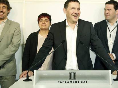 El secretario general de Sortu, Arnaldo Otegi con Pello Urizar a la izquierda de la imagen, Marian Beitialarrangoitia y Jon I&ntilde;arritu 
