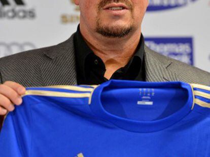 Benítez posa con la camiseta del Chelsea.