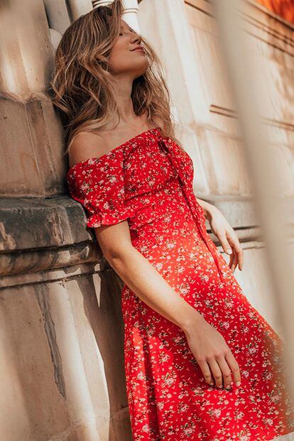 Poète. Fundada en 2009, esta firma especialista en vestir invitadas tiene también prendas perfectas para todo tipo de ocasiones. Este vestido rojo, que apetece estrenar ya, está rebajado a 42,92 euros (antes 59,90).
