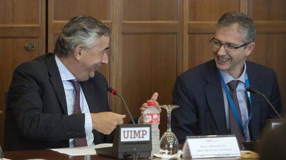 El director general de Funcas, Carlos Oca&ntilde;a, habla con el director general de Econom&iacute;a del Banco de Espa&ntilde;a, Pablo Hern&aacute;ndez de Cos