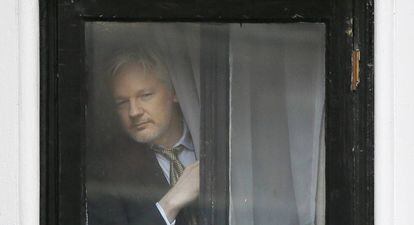 Julian Assange, fundador de Wikileaks desde la embajada de Ecuador en Londres este febrero.