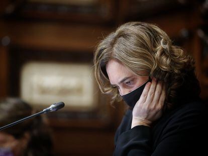 La alcaldesa de Barcelona, Ada Colau, en un pleno del Ayuntamiento de Barcelona en febrero.