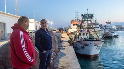 El presidente de los Armadores de Barbate, Tomás Pacheco (a la derecha), en el puerto de la localidad ante la flota amarrada por el precio del carburante.