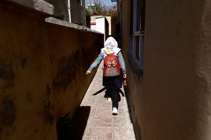 Hadia, alumna de cuarto de primaria, volvía a casa del colegio el pasado mes de octubre en Kabul, la capital de Afganistán.