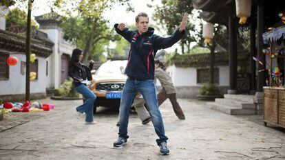 Vettel, durante el rodaje de la pel&iacute;cula promocional de una marca de coches &#039;Kun Fu Vettel: el piloto del drag&oacute;n&#039;