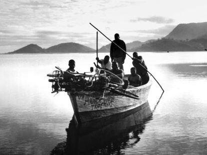 África, en la foto un barco en el lago Chilwa, en Malawi, es una constante en la obra de Theroux.